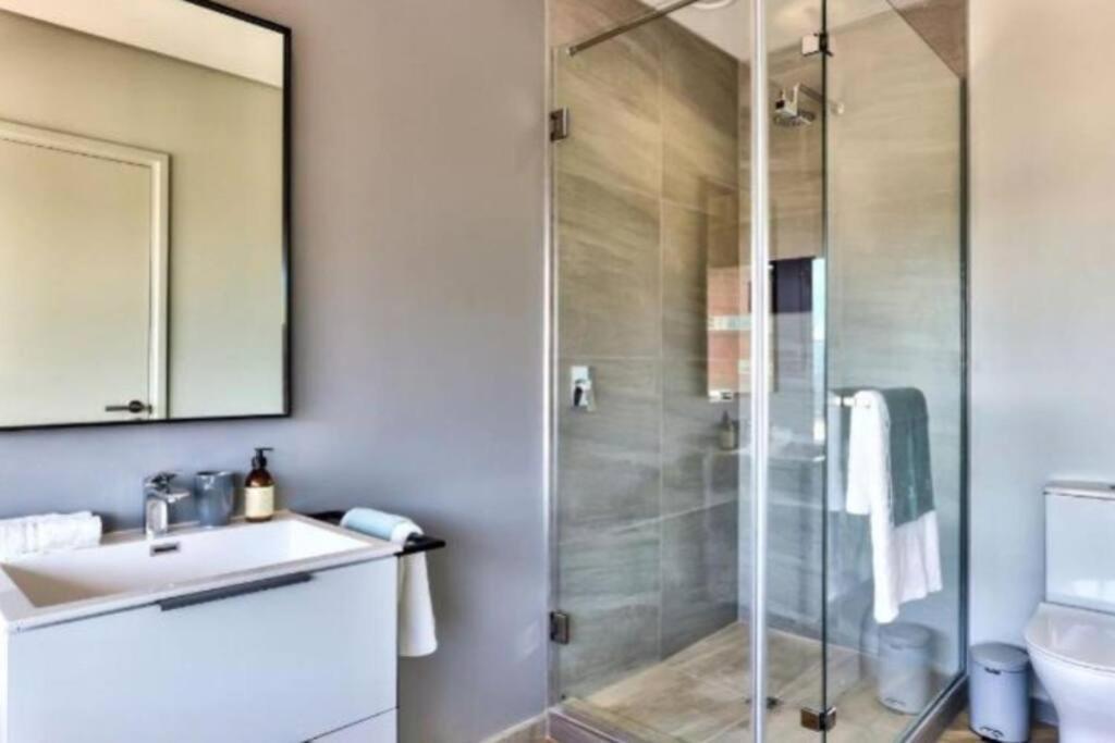 Stunning 1-Bedroom Apartment With Mountain Views Cape Town Exterior photo